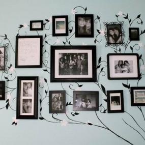 Фотографии на стенах комнат